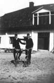 Två pojkar (unga män) med cyklar.
Säbylunds herrgård, norra flygeln.