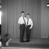 Två pojkar.Fru Ulla Forsbergs barn.