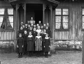 Skolfoto. Skolklass fotograferad på trappan till skolhuset.