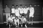 Grupporträtt av volleybollaget Trevaren i Ekenskolans idrottshall, Kållered, år 1984.

För mer information om bilden se under tilläggsinformation.