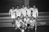 Grupporträtt av volleybollaget Lindome Finska Förening i Ekenskolans idrottshall, Kållered, år 1984.

För mer information om bilden se under tilläggsinformation.