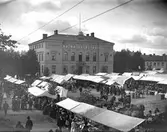Nora, torget med Stadshotellet under marknaden.