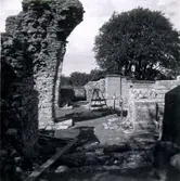 Östligaste bågen i mittskeppets norra mur fr. sydost. Ursprungligen romansk, senare moderniserad i gotisk stil