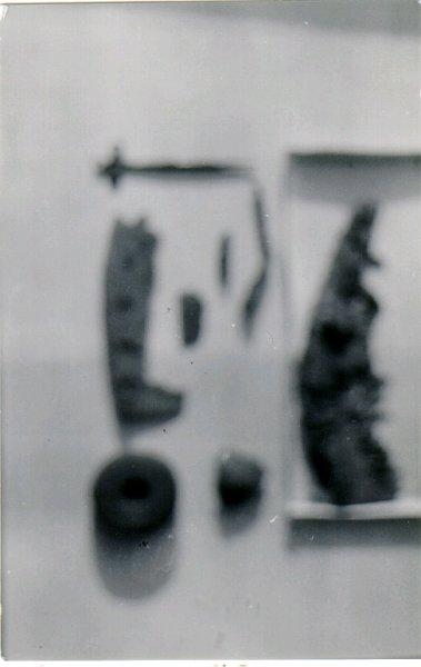 Hilding Svensson, Från utgrävning av Gällshögens gravfält. Våren 1935. Skelettet framgrävt. Stenen med fötterna närmast.