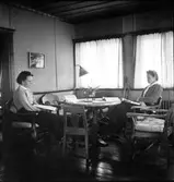 Interiör Sylarnas fjällstation, Jämtland. Två kvinnor läser i ett dagrum. 