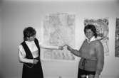 Körledare Eva Karlsson och ungdomsledare Lena Forsberg framför en karta, år 1984. 