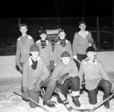 Ett serievinnande skolhockeylag i Huskvarna. Från vänster stående Göran Falk, Sonny Sandberg, Rolf Mattsson, Kennet Karlsson. Sittande från vänster Roy Eriksson, Jens Svensson och Gunnar Forsberg.