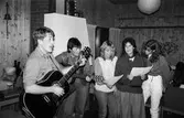 Sång- och musikuppträdande vid scout- och föräldraträff i Kållereds missionskyrka, år 1984.

För mer information om bilden se under tilläggsinformation.