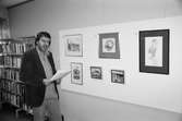 Konstnären Henry Peterson ställer ut på Kållereds bibliotek, år 1984.

För mer information om bilden se under tilläggsinformation.