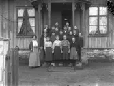 Skolfoto. Skolklass. Eleverna är: Nils Johansson i Bua, Axel Johansson i Björkhaga, Karl Johansson i Gytens, Maria Johansson i Brunared, Selma Larsson i Nygården, Gottfrid Gren i Bua, Axel Sikén i Höjder, Lydia Sikén i Ryd, Judit Andersson i Svebons, Viktor Ljungblad i Skärsjöholm, Johan Karlsson i Rydsbacka, Judit Andersson i Kulla. Lärarinnan heter Anna Modin. Flickan i främsta raden, längst till höger är Tora Fredman i Fredslyckan