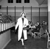 Mannekänguppvisning hos Husmödrarna i Huskvarna idrottshus.