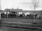 Vasastenen transporteras till Sälen 1903. Bilden tagen vid Husoms småskola