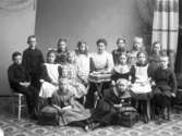 Skolfoto. Flickskolan i Varberg, förberedande klass 1910. Understa raden: Gulli Svanberg, Ada Nilsson. Andra raden: Okänd, Margit Nilsson Nygren, okänd, Märta Memsen, Okänd. Tredje raden: Okänd, Märta Hallbäck, Karin Reis-Bergström, Okänd, Karin Johansson.