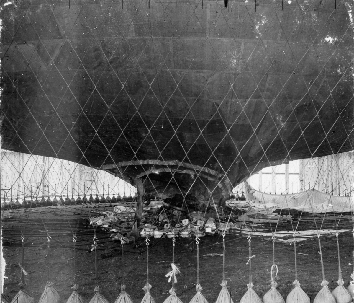 Gustaf Vilhelm Emanuel Swedenborg, "Ballongens undersida", hållen på plats av sandsäckar.
