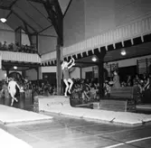 Barn har gymnastikuppvisning i Huskvarna idrottshus.