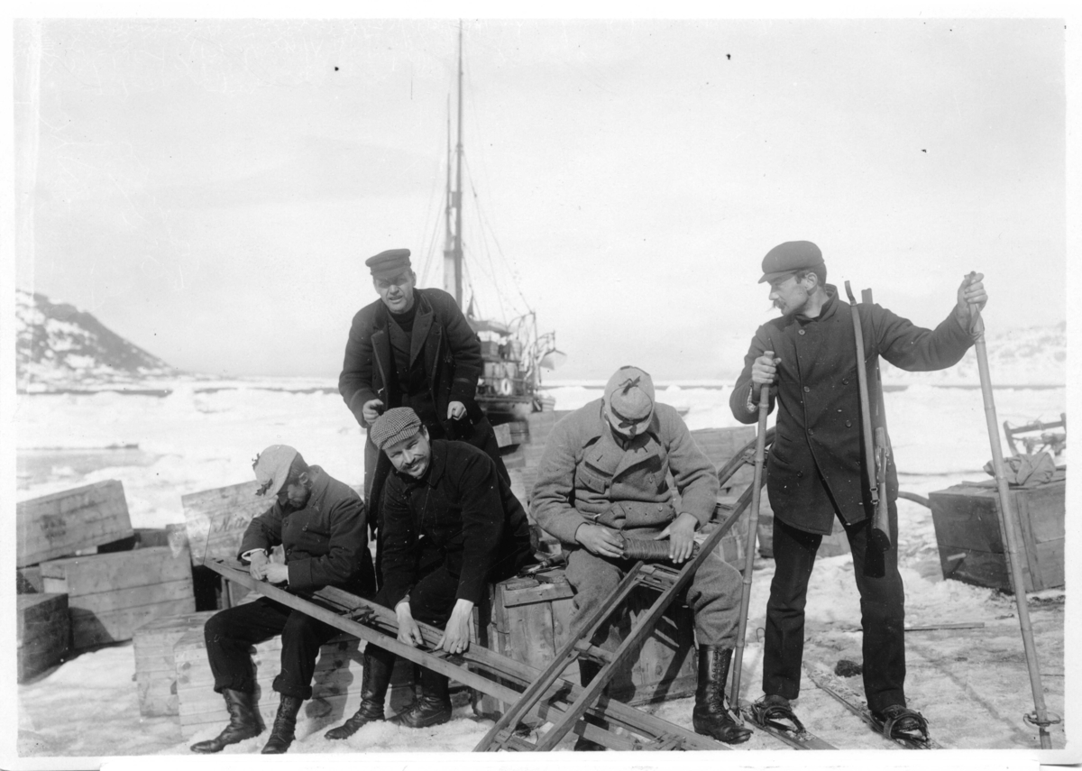 Carl Axel Wilhelm Stake, Mounting/dismantling of toboggans: Swedenborg, Strindberg, Fraenkel, Machuron and Stake in the background.