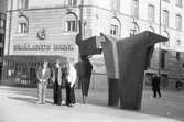 På Hoppets torg i Jönköping står tre ungdomar, från vänster: Roger Johnsson (1), Christer Ohlsson (2) och Tom Andersson (3). Bredvid dem finns statyn 