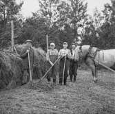 Lantbrukare, fyra män och en häst.
Lantbrukare Hjalmar Hellsten