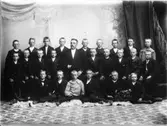Skolfoto. Skolklass, pojkar. Folkskolan i Varberg, I mitten står överlärare Hellerstedt. Längst till höger i nedre raden: Tor Andersson. Femma från vänster i övre raden: Rudolf Löfgren.