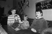 Sexårige Johan Andersson tillsammans med sin familj i bostaden på Högenvägen i Kållered, år 1984. 