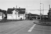 Järnvägsövergången vid Labackavägen i Kållereds centrum, år 1984