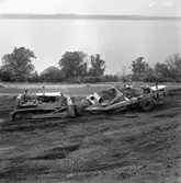 En maskin håller på att schakta inför det nya motorvägsbygget utanför Huskvarna den 3 juni. Riksettan blir E4:an.