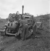 En maskin håller på att schakta inför det nya motorvägsbygget utanför Huskvarna den 3 juni. Riksettan blir E4:an.