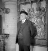 Porträtt på P.A. Persson. Bilden tagen den 8 juni 1937.
Eventuellt kan P.A. Persson ha varit någon anställd vid Örebro läns museum (och bilden är troligen tagen inifrån Örebro läns museums dåvarande lokaler i Slottet).