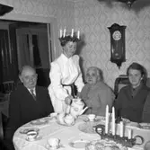 SLU ordnar luciafirande på ålderdomshemmet. Bild 1 från vänster: Johannes Lundborg, Eva Johansson (Lucia), Johanna  Andersson