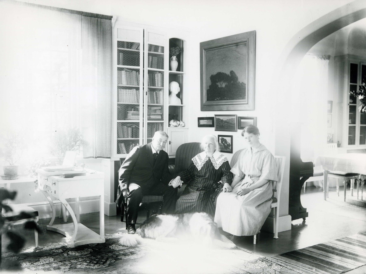 Calla Helena Sundbeck, Interior from Strand with Ellen Key in the middle, the brother W O Mac Key, Malin Blomsterberg and the dog Gull.