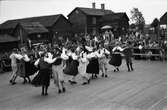 Folkdansuppvisning på friluftsmuseet Disagården, Gamla Uppsala augusti 1948