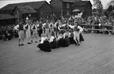 Folkdansuppvisning på friluftsmuseet Disagården, Gamla Uppsala augusti 1948