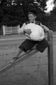 Pojke med jätteröksvamp från Järsta gård, Tensta socken, Uppland 1945