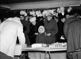 Lottornas julmarknad på Fyristorg, Uppsala 1945