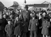 Direktör Martin Edlund och barn firar Barnens Dag, Uppsala maj 1945