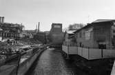 Kvarnbyfallet sett från Forsebron i Mölndal, år 1984. Till vänster ses fabrikbyggnader tillhörande Soab, i mitten Stora Götafors och till höger Götaforsliden 1-5.

Fotografi taget av Harry Moum, HUM, Mölndals-Posten, vecka 12, år 1984.