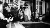Tomte vid julgranen 1925. Tomte var Hulda, moster till Margareta.