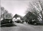 Gudhems Kungsgård under Sigge Stenbecks förvaltarskap. Bilden visar ett arbetslag vid ladugårdsbyggnaderna omkring 1900, då Sigge Stenbeck var förvaltare, en son till godsägaren John Stenbeck.