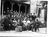 Personalen framför överläkarens villa.