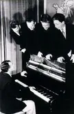 Anders Heribertz orkester i slutet av 1940-talet. Från vänster: Göte Larsson, Olle Alsterfjärd, Ingvar Arrestig, Nils Heribertz ?samt Anders Heribertz vid pianot.