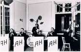 Dansband. Anders Heribertz orkester i Badrestaurangen Mössebergsparken 1940-talet. Från vänster: Olle Alsterfjärd, Stig Johansson, Sven Gunnar Wester, Ingvar Arrestig, Arne Brissman och Anders Heribertz.