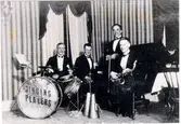Dansband. Singing Players, hotell Royal i Hjo. Trummor Bertil Börjesson, piano Gösta Alexandersson, fiol Gösta Olsson, sax. Johannes Andersson.
