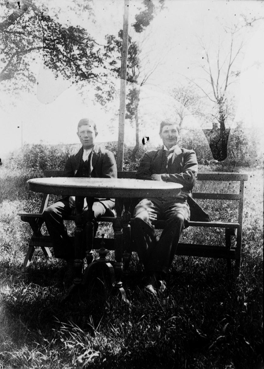 Erik Ax, Henrik Johansson till höger, ev. Mellomgården, Slöta socken.