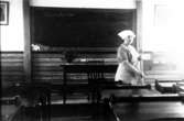 Skolan, skolsal där fru Eriksson städar dec. 1942 (nuv. lasarettstomten).