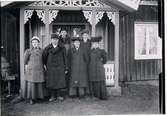 Aspelund. Personer: Mia, Josef, Stina, Anton och Matilda Johansson samt Birger Warrén. År: troligen 1911.