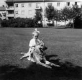 Liselotte Roslundh med Zorro i parken.