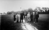 På vägen Veken - Andregården. Fr.v. okänd, Hilma på Veken med sommarbarnet Olle, okänd, Rudolf Selander, Ebba på veken, Anna Johansson Karlsgården, Berta på Veken, Sanfrid Johansson Veken.