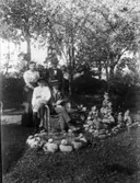 Vinterbacken. Rättare Karl Gustavsson med fru Hedvig och sönerna Allan och Göran.