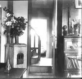 Gullåkra, hallen på andra våningen. Trappan till 3dje våningen och badrummet.