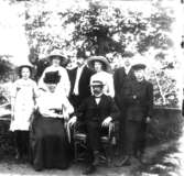 Fam. Johansson på Veken. Lovisa (död 1917) och Sanfrid (död 1930), bakom dem barnen Ebba, Elin, Gustav, Berta, Ture och Karl.